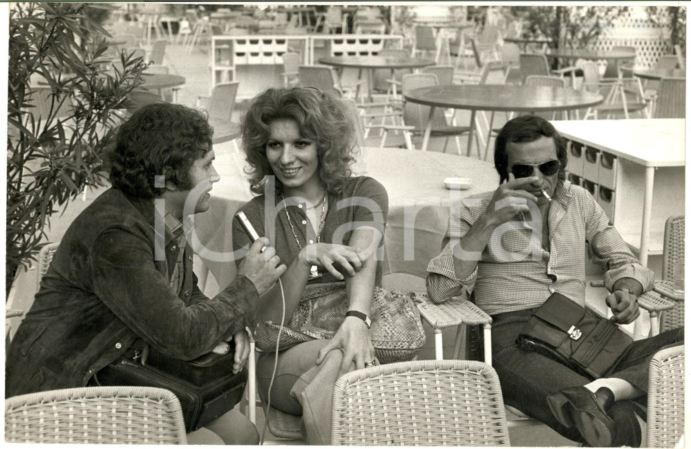 1970 ca COSTUME ITALIA Iva ZANICCHI durante un'intervista *Foto 30x20 cm