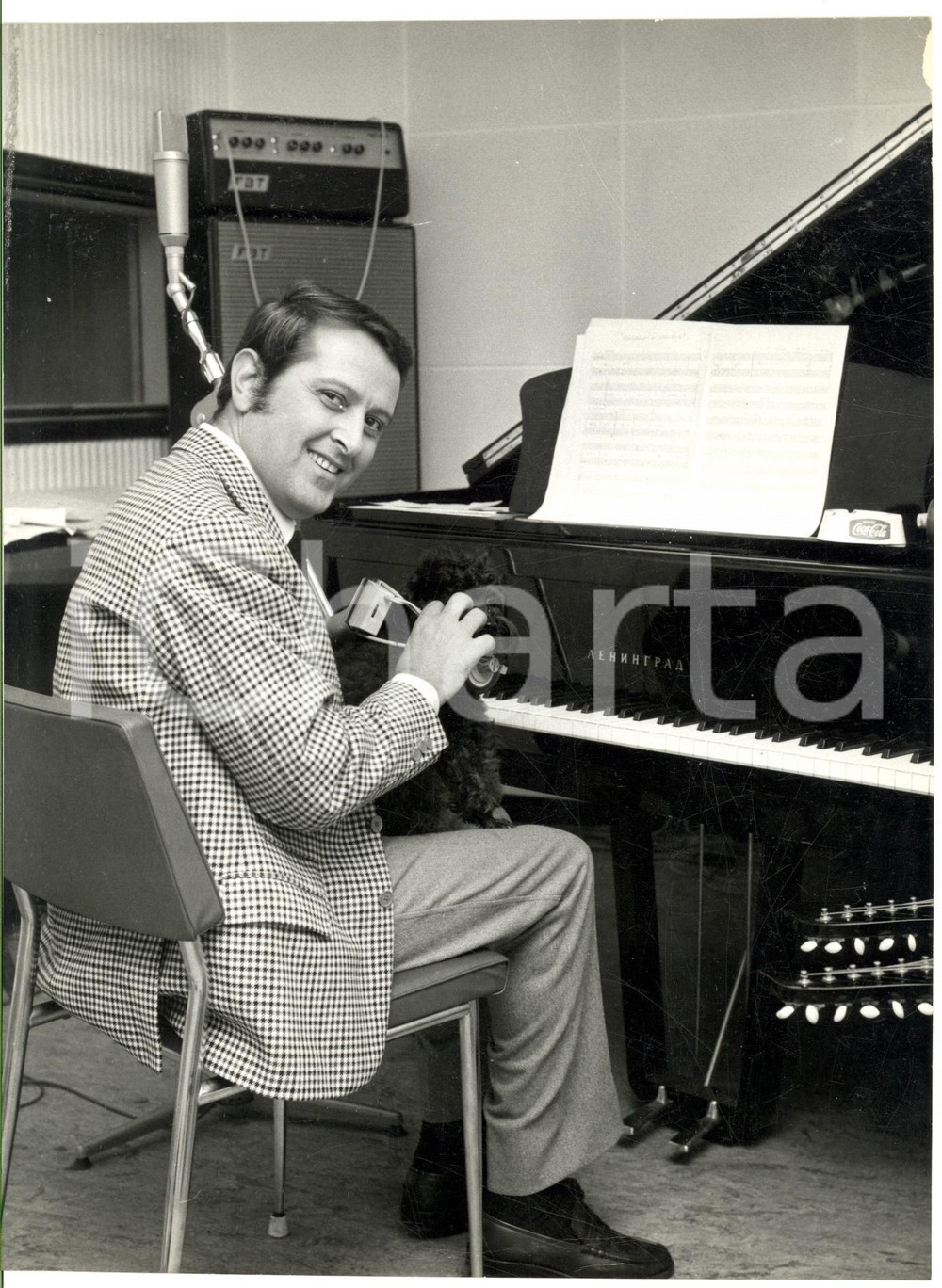 1970 ca COSTUME Cantante Enrico MUSIANO al pianoforte - Foto 18x24 cm Fotografia d'epoca. CONDIZIONI: G (ma lievi piegature marginali)FORMATO: 18x24 cm      originale e autentica 1