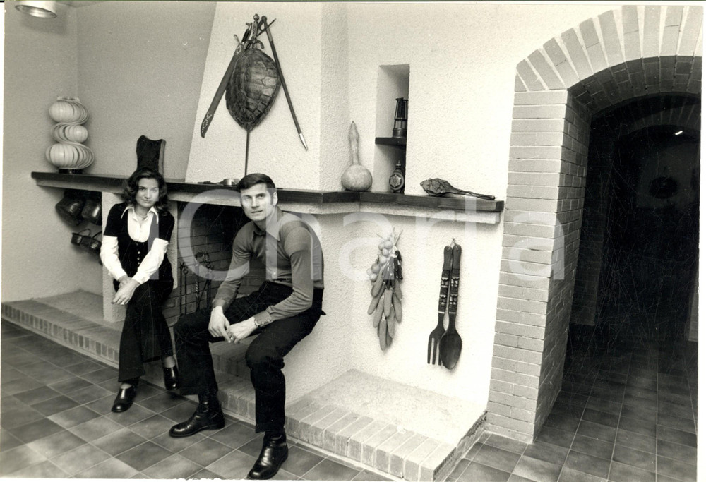 Fotografia d epoca originale 1975 ca MILANO INTER Giacinto FACCHETTI a casa con la moglie 1 Foto 30x20 cm 1
