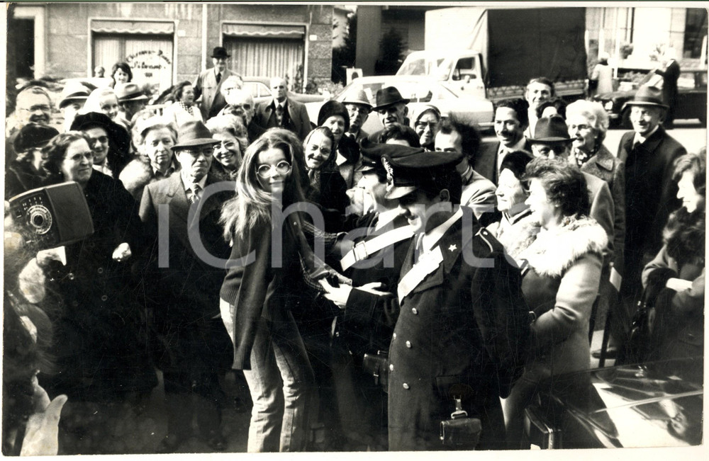 1970 ca COSTUME La cantante MAGGIE MAE accolta dai fan - Foto 30x20 cm