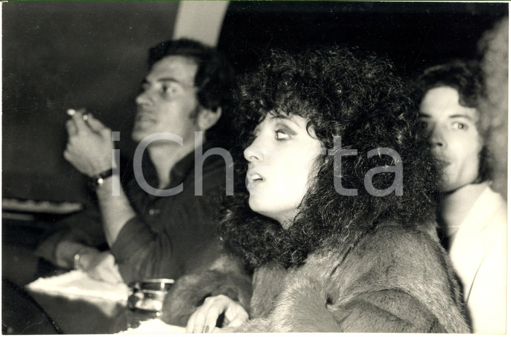 1970 ca COSTUME ITALIA Marcella BELLA al bancone di un locale - Foto 30x20 cm