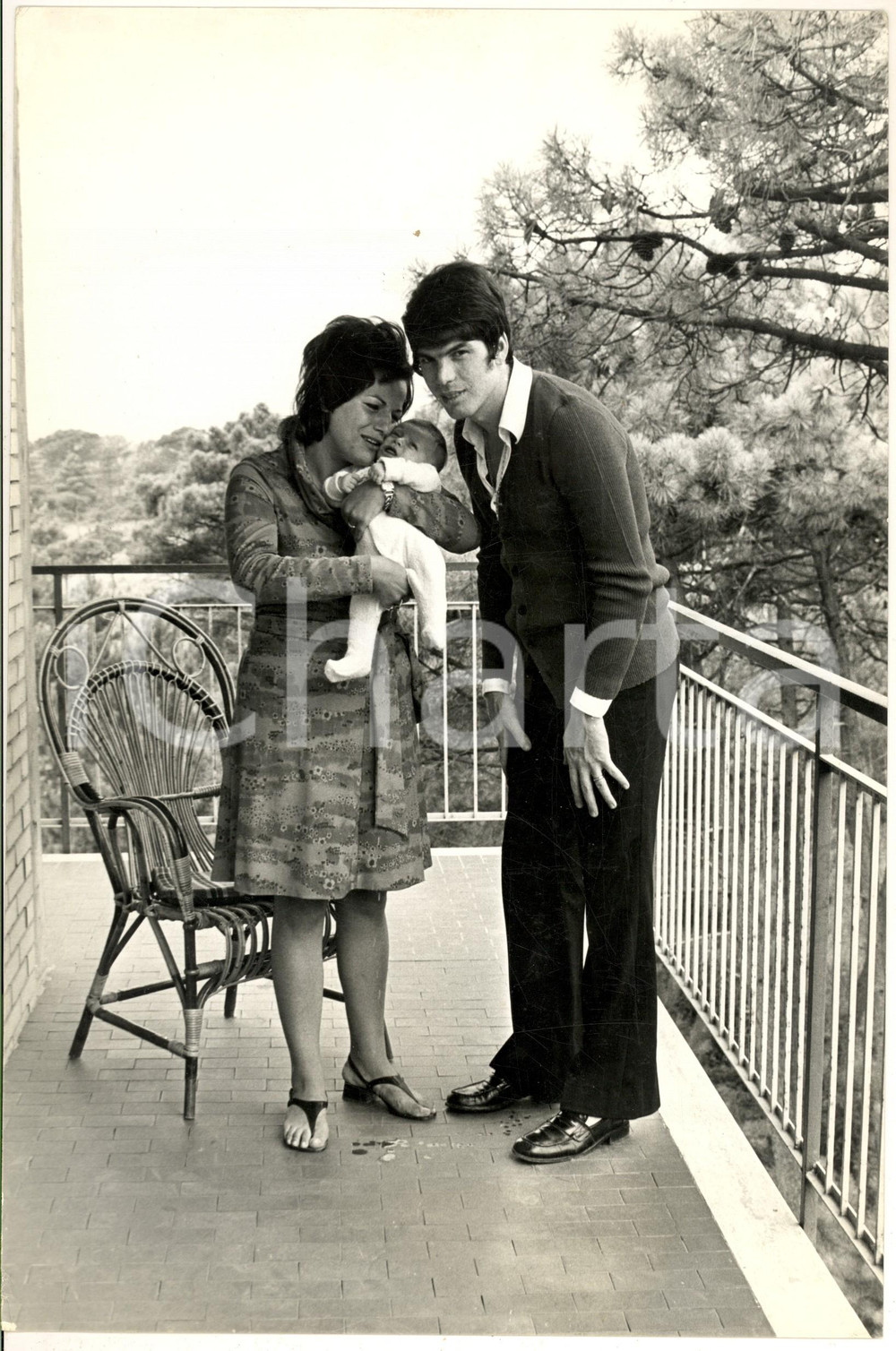 1970 ca CALCIO BOLOGNA Francesco LIGUORI con la moglie e il figlio neonato ^Foto