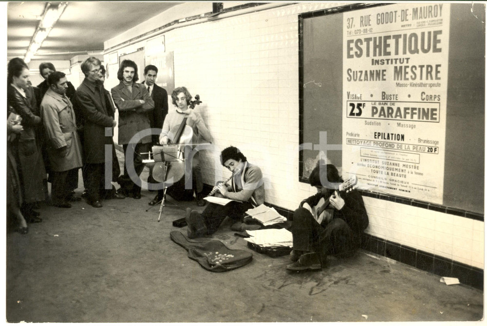 1970 ca COSTUME PARIS Concerto artisti di strada in metropolitana (3) Foto