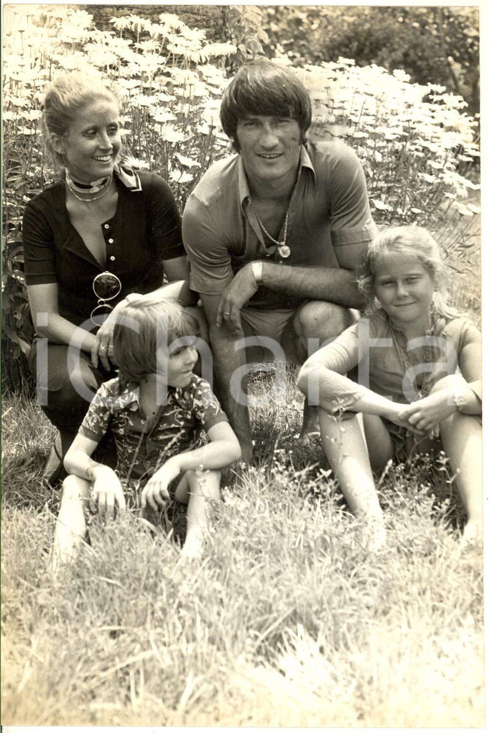 1970 ca COSTUME ITALIA Enrico ALBERTOSI in giardino con la famiglia (1) Foto