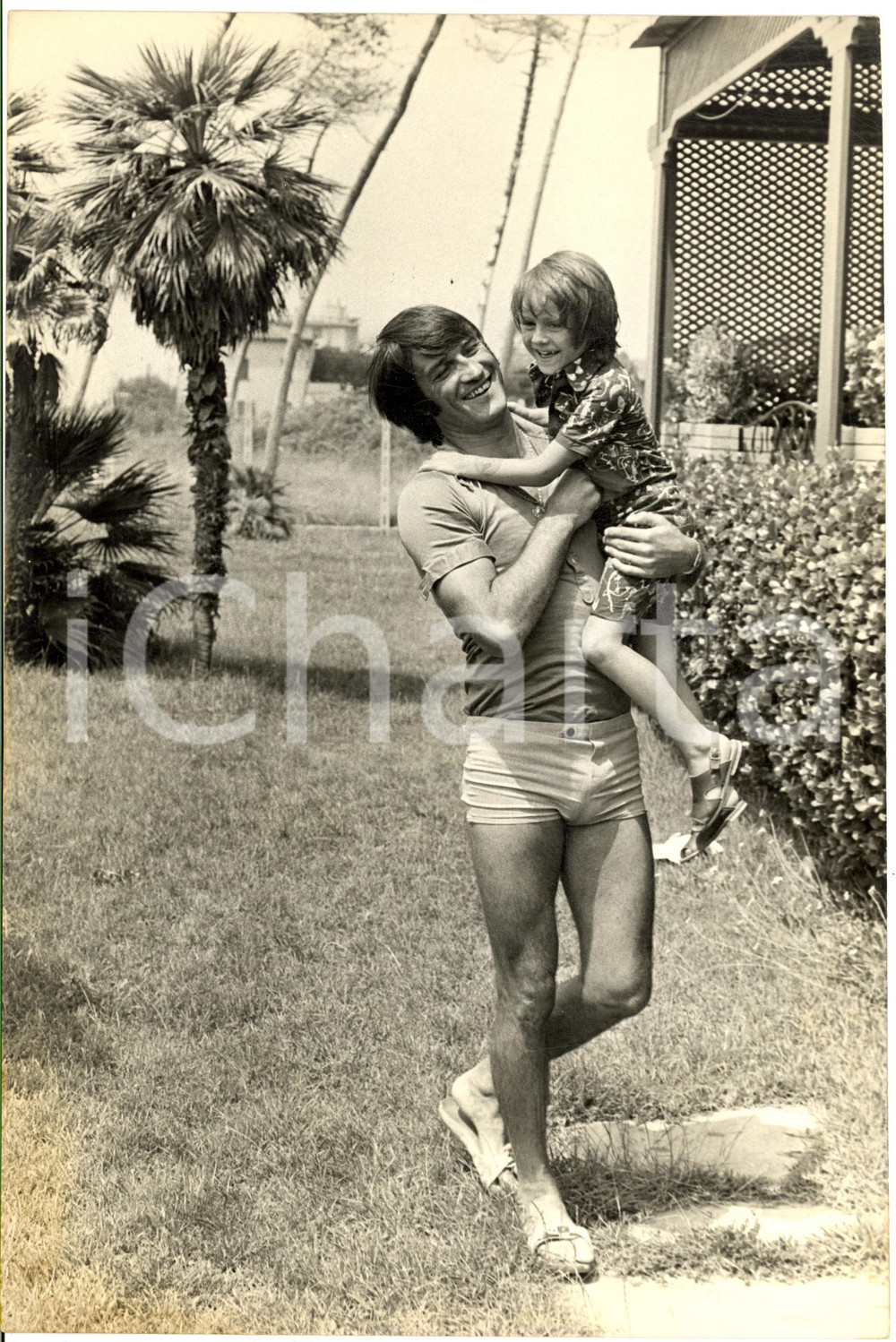 1970 ca COSTUME ITALIA Enrico ALBERTOSI in giardino con il figlio (1) Foto 20x30