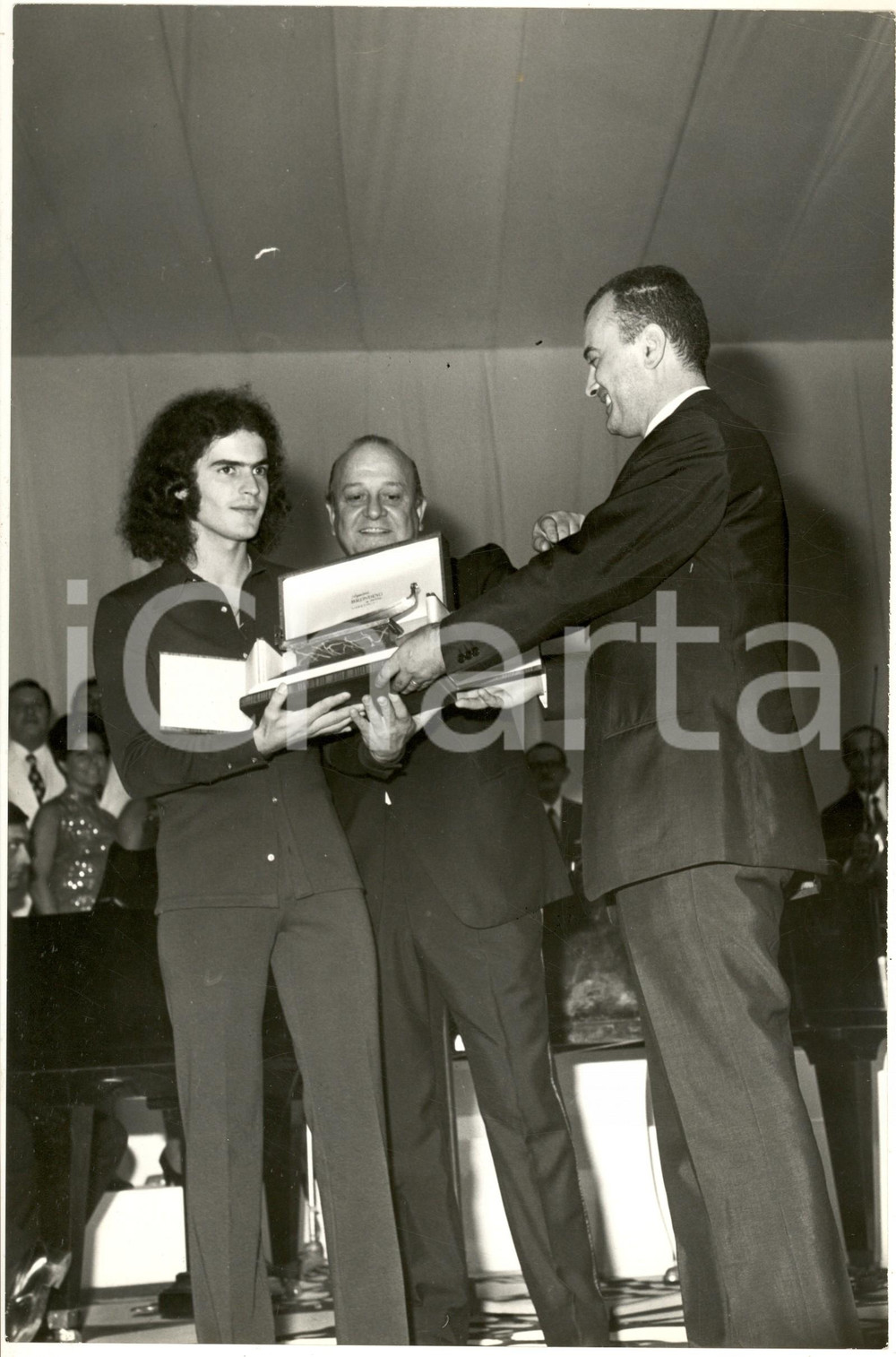 1970 VENEZIA Mostra Musica Leggera - Vincitore DONATELLO ritira il premio *Foto