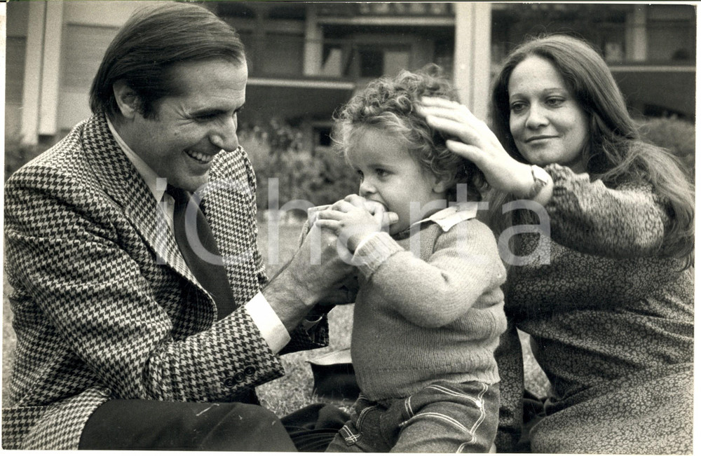 1970 ca COSTUME Carlo GIUFFRE' con moglie e figlio bambino (8) Foto 30x20 cm