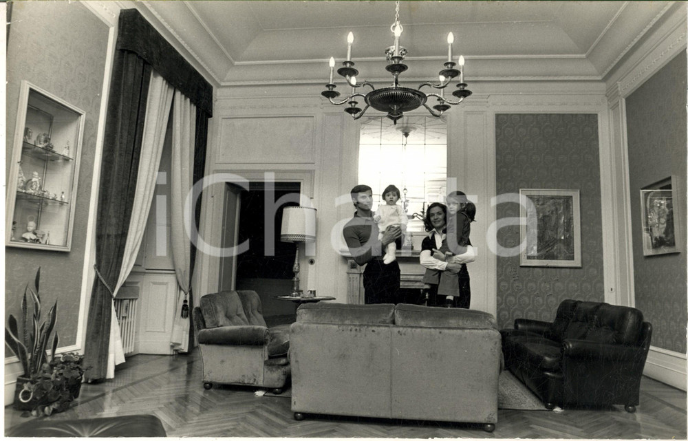 1975 ca MILANO Giacinto FACCHETTI a casa con la moglie e i figli (2) Foto 30x20  Fotografia d'epoca. CONDIZIONI: FAIR (piegatura al lato sinistro)FORMATO: 30x20 cm  originale e autentica 1