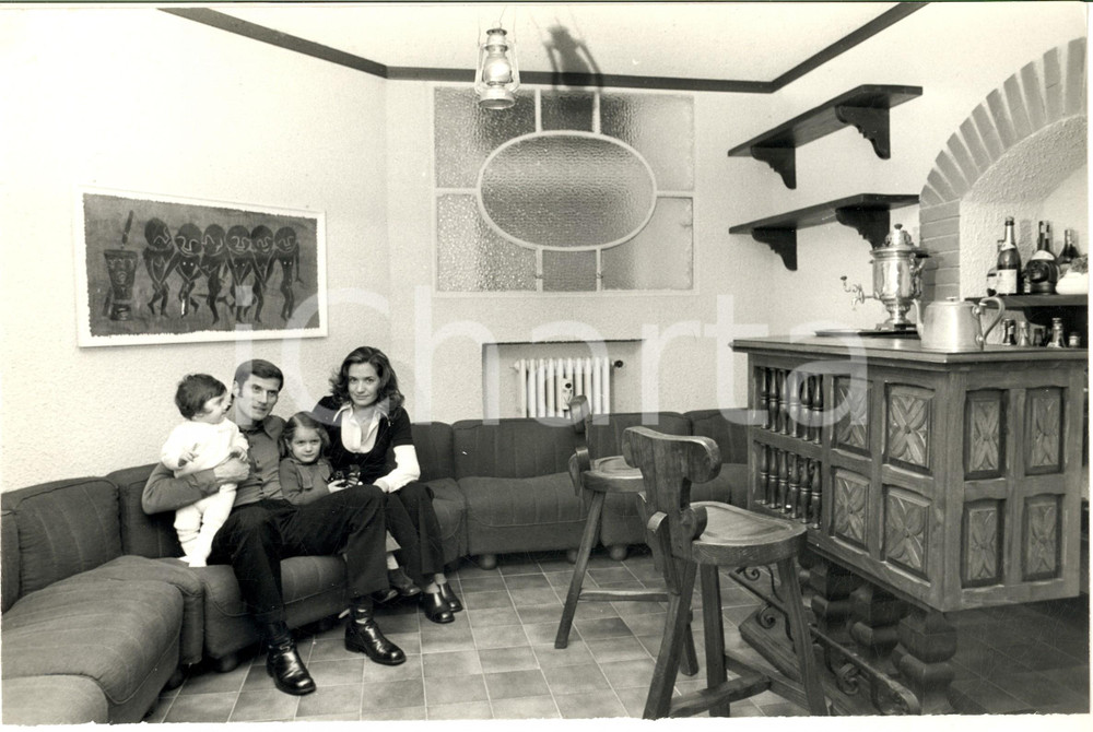 1975 ca MILANO Giacinto FACCHETTI a casa con la moglie e i figli (3) Foto 30x20