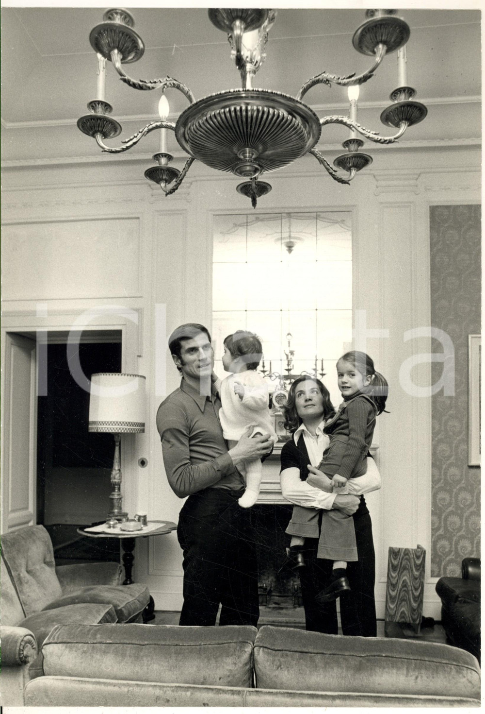 Fotografia d epoca originale 1975 ca MILANO Giacinto FACCHETTI a casa con la moglie e i figli 6 Foto 1