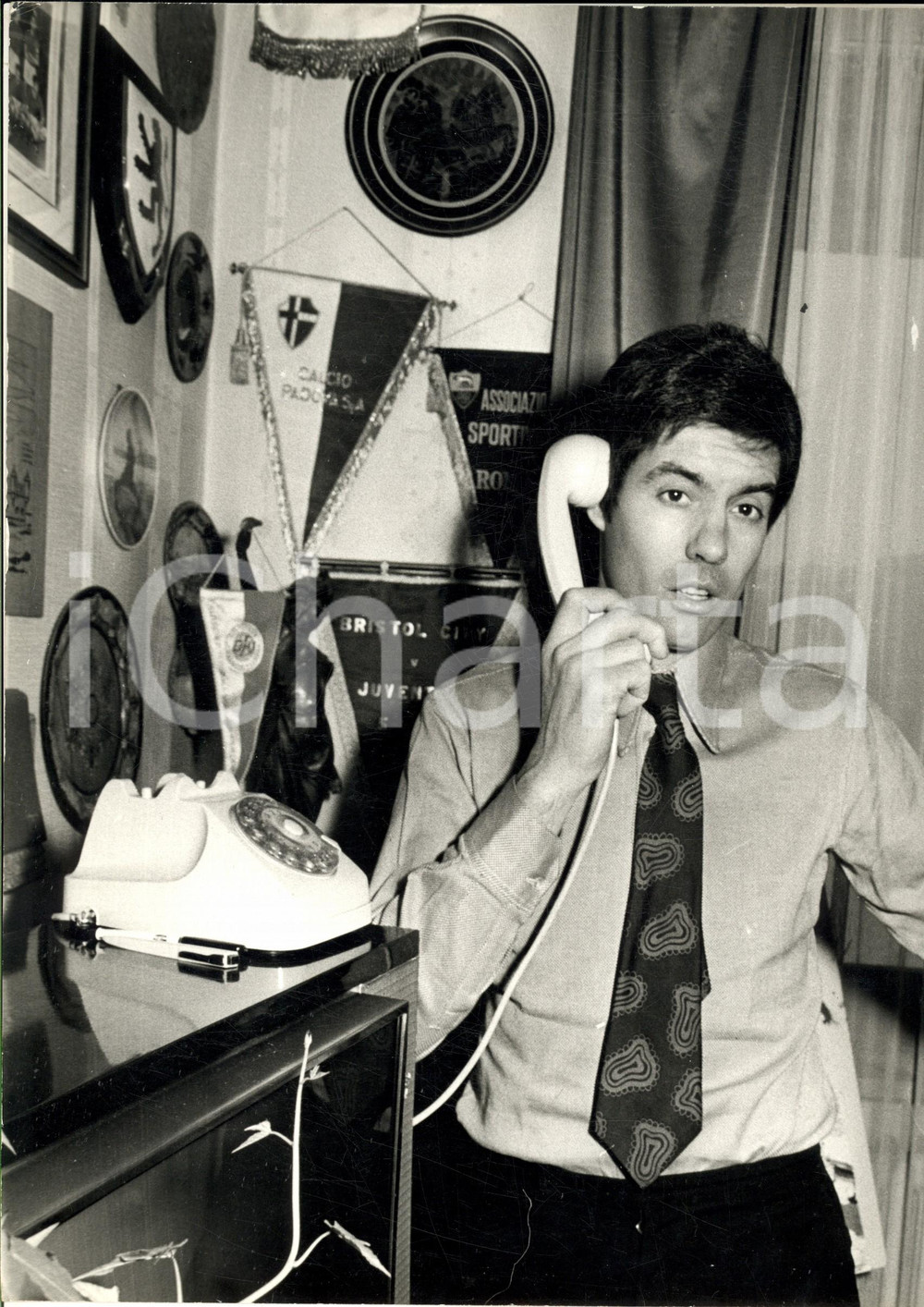 1971 CALCIO JUVENTUS Sandro SALVADORE in casa al telefono (1) Foto 30x40 cm Fotografia di agenzia. CONDIZIONI: FAIR (piegature al margine sinistro)FORMATO: 30x40 cm    originale e autentica 1