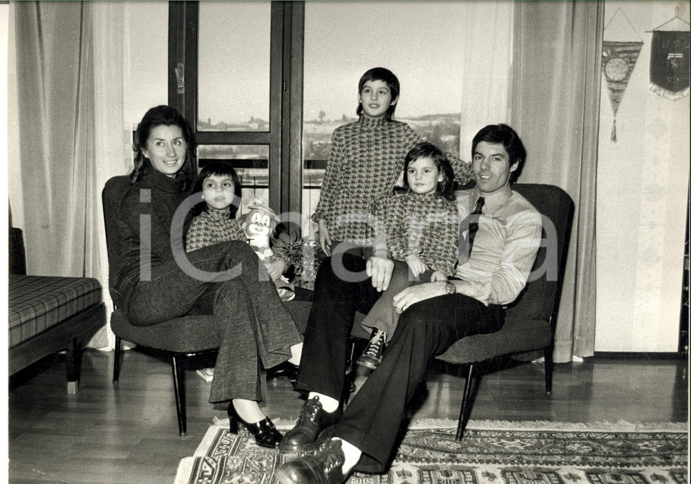 Fotografia d epoca originale 1971 CALCIO JUVENTUS Sandro SALVADORE in casa con la famiglia 3 Foto 40x30 cm 1
