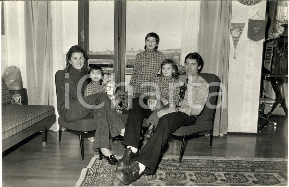 1971 CALCIO JUVENTUS Sandro SALVADORE in casa con la famiglia (3) Foto 30x20 cm Fotografia di agenzia. CONDIZIONI: GFORMATO: 30x20 cm    originale e autentica 1