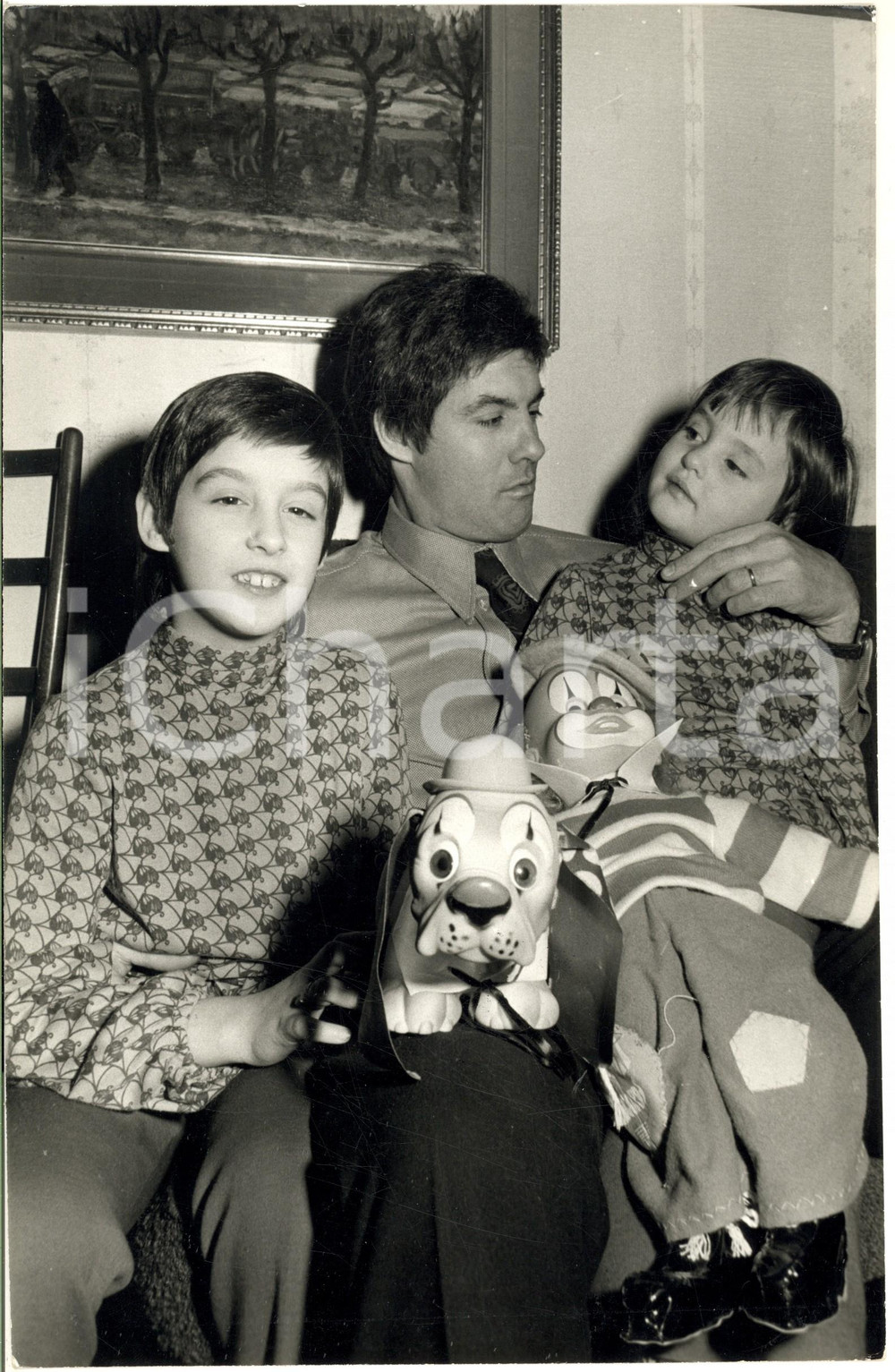 1971 CALCIO JUVENTUS Sandro SALVADORE in casa con i figli (1) Foto 20x30 cm Fotografia di agenzia. CONDIZIONI: GFORMATO: 20x30 cm    originale e autentica 1