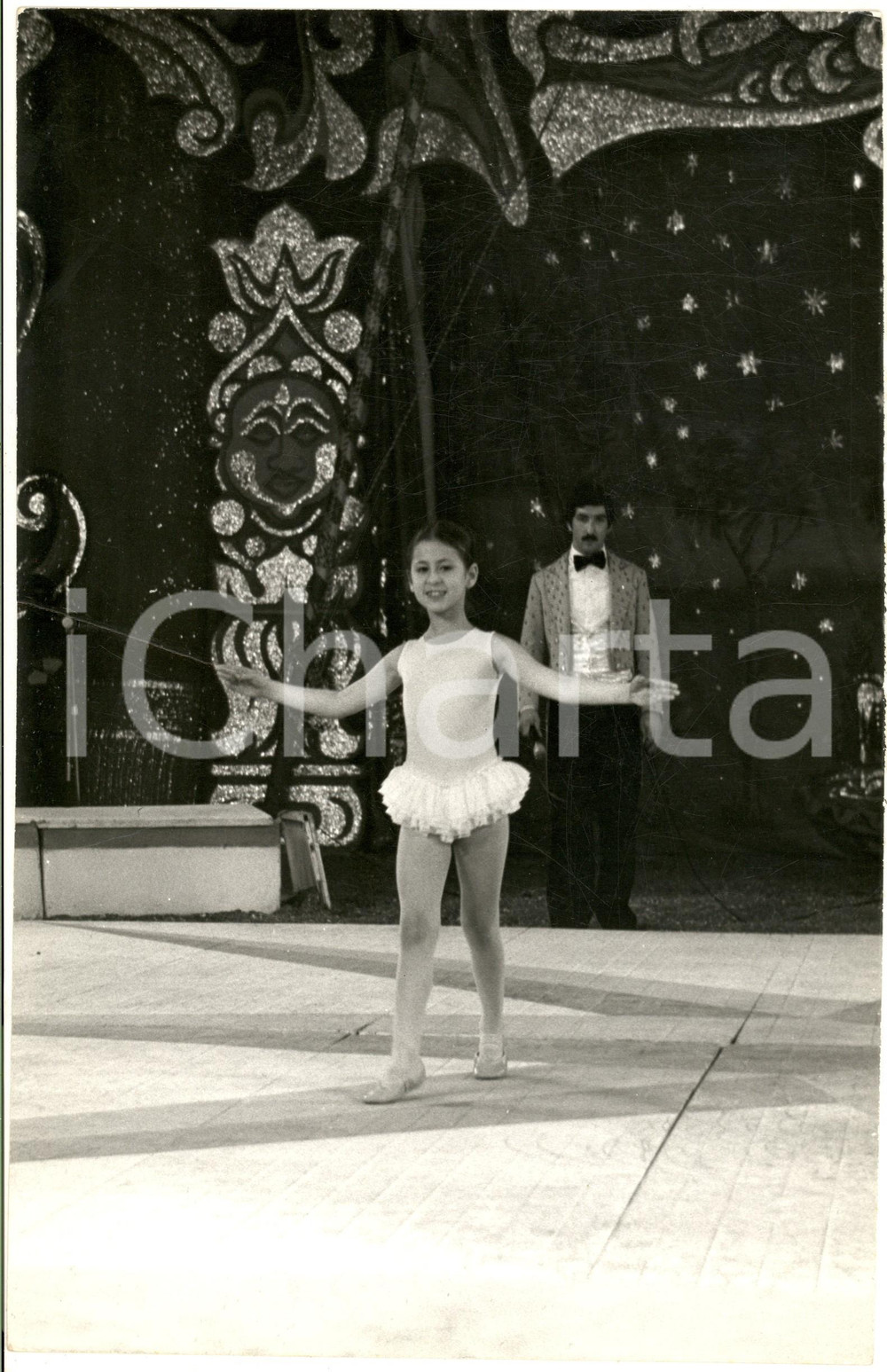 1970 ca ITALIA CIRCO MEDRANO Ingresso trapezista bambina (2) Foto 20x30 cm Fotografia d'epoca. CONDIZIONI: POOR (piegature al lato sinistro)FORMATO: 20x30 cm    originale e autentica 1