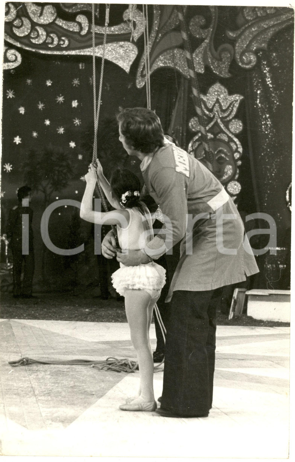 1970 ca ITALIA CIRCO MEDRANO Trapezista bambina alle corde - Foto 20x30 cm Fotografia d'epoca. CONDIZIONI: POOR (graffi al lato sinistro, con piegatura angolare; margine sinsitro rifilato manualmente)FORMATO: 20x30 cm    originale e autentica 1