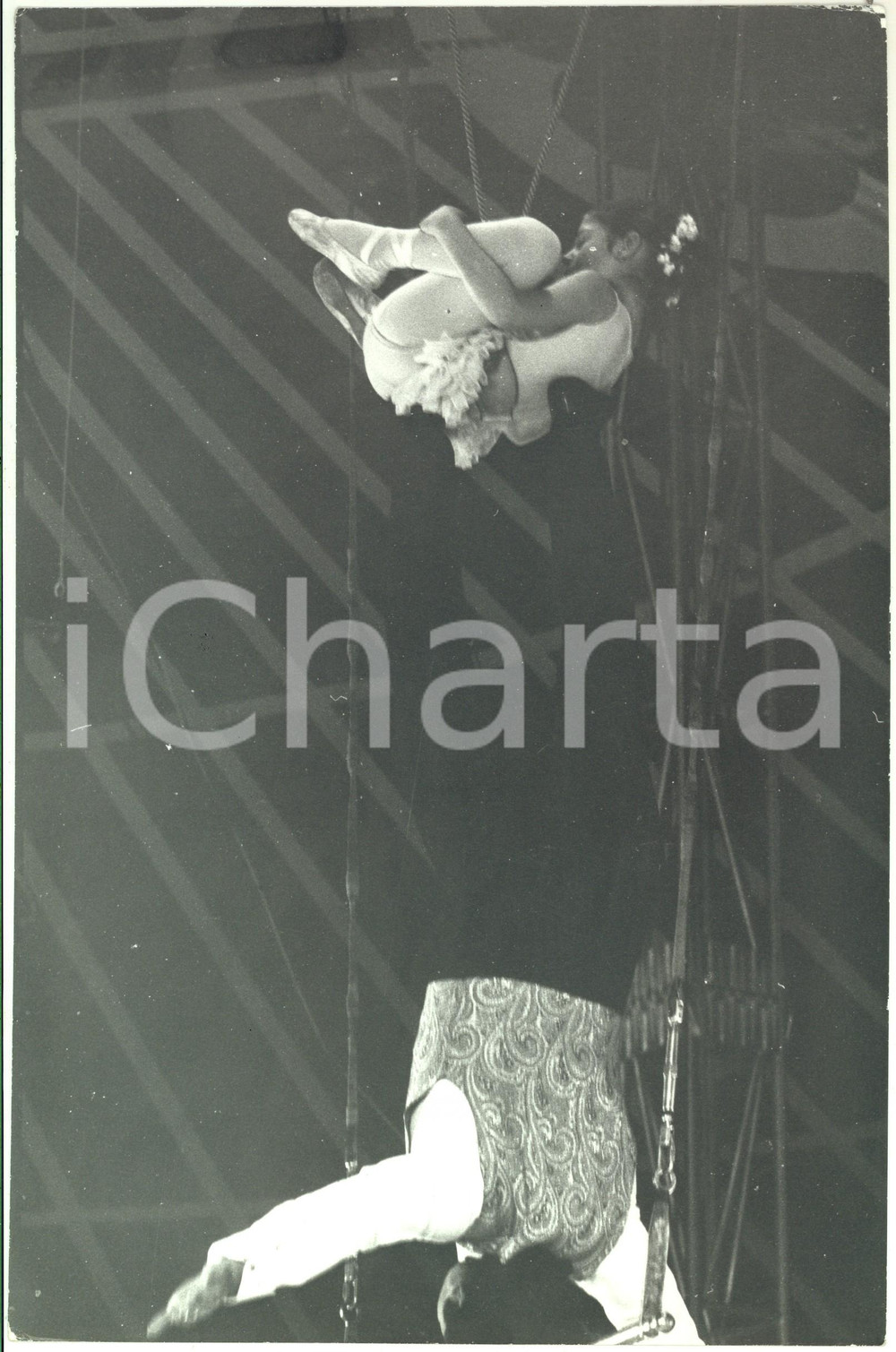 1970 ca ITALIA CIRCO MEDRANO Numero al trapezio con bambina (2) Foto 30x20 cm Fotografia d'epoca. CONDIZIONI: FAIR (bassa qualit&agrave; di stampa)FORMATO: 20x30 cm    originale e autentica 1