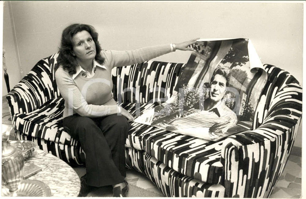 1970 ca COSTUME Saverio FREGOLA James Bond italiano - Moglie con manifesto (1) Fotografia d'agenzia. CONDIZIONI: G (lieve piegatura al lato destro)FORMATO: 30x20 cm      originale e autentica 1