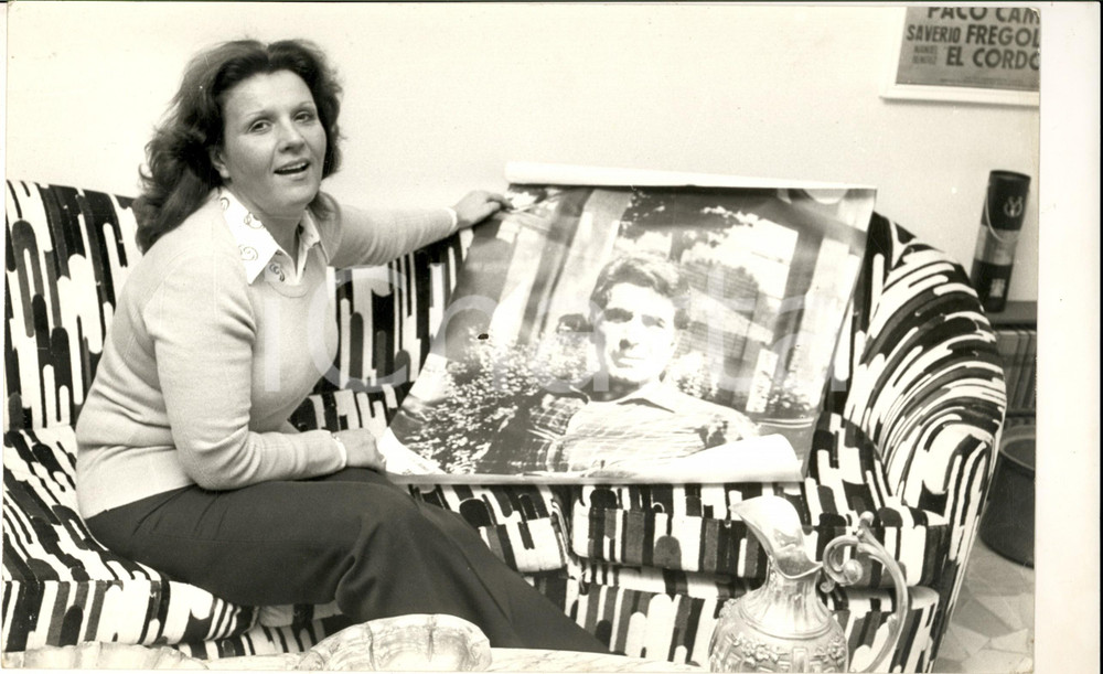 1970 ca COSTUME Saverio FREGOLA James Bond italiano - Moglie con manifesto (2)