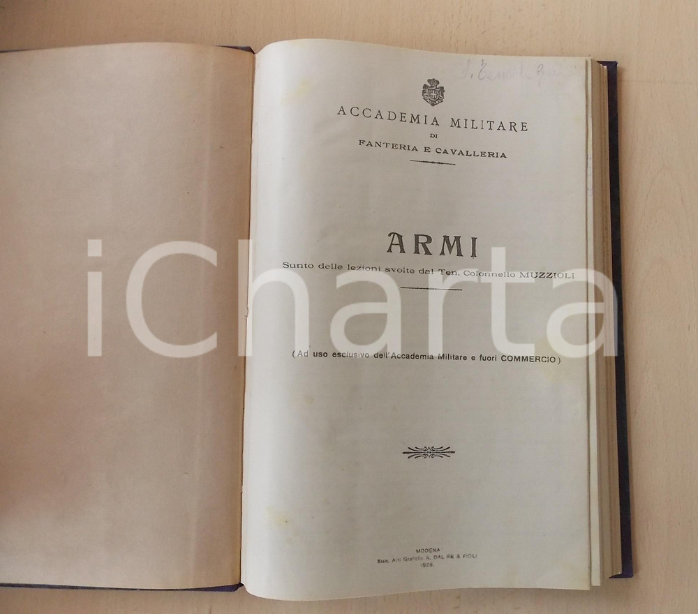 1926 Accademia Militare di MODENA Ten. Col. MUZZIOLI - Armi - 236 pp. Volume d'epoca, che raccoglie le dispense a uso esclusivo dell'Accademia Militare di Modena.Legatura 3/4 tela, titoli dorati al dorso.EDITORE: Modena - Stab. Arti Grafiche Dal Re e FigliPAGINE: 200 + 40FORMATO: 31x22 cm  CONDIZIONI: FAIR (il volume &egrave; complessivamente in buone condizioni, ma reca ingiallimenti al frontespizio e alle pagine interne; sottolineature e note manoscritte marginali; lievemente incurvato il piatto anteriore)    originale e autentica 1