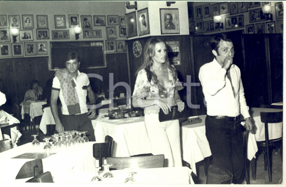 Fotografia d epoca originale 1970 ca COSTUME ITALIA Giancarlo GIANNINI a una serata con amici 1 Foto 30x20 1