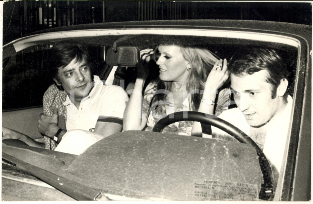 Fotografia d epoca originale 1970 ca COSTUME ITALIA Giancarlo GIANNINI a una serata con amici 2 Foto 30x20 1