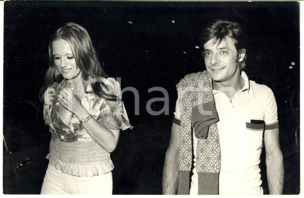 Fotografia d epoca originale 1970 ca COSTUME ITALIA Giancarlo GIANNINI a una serata con amici 3 Foto 30x20 1