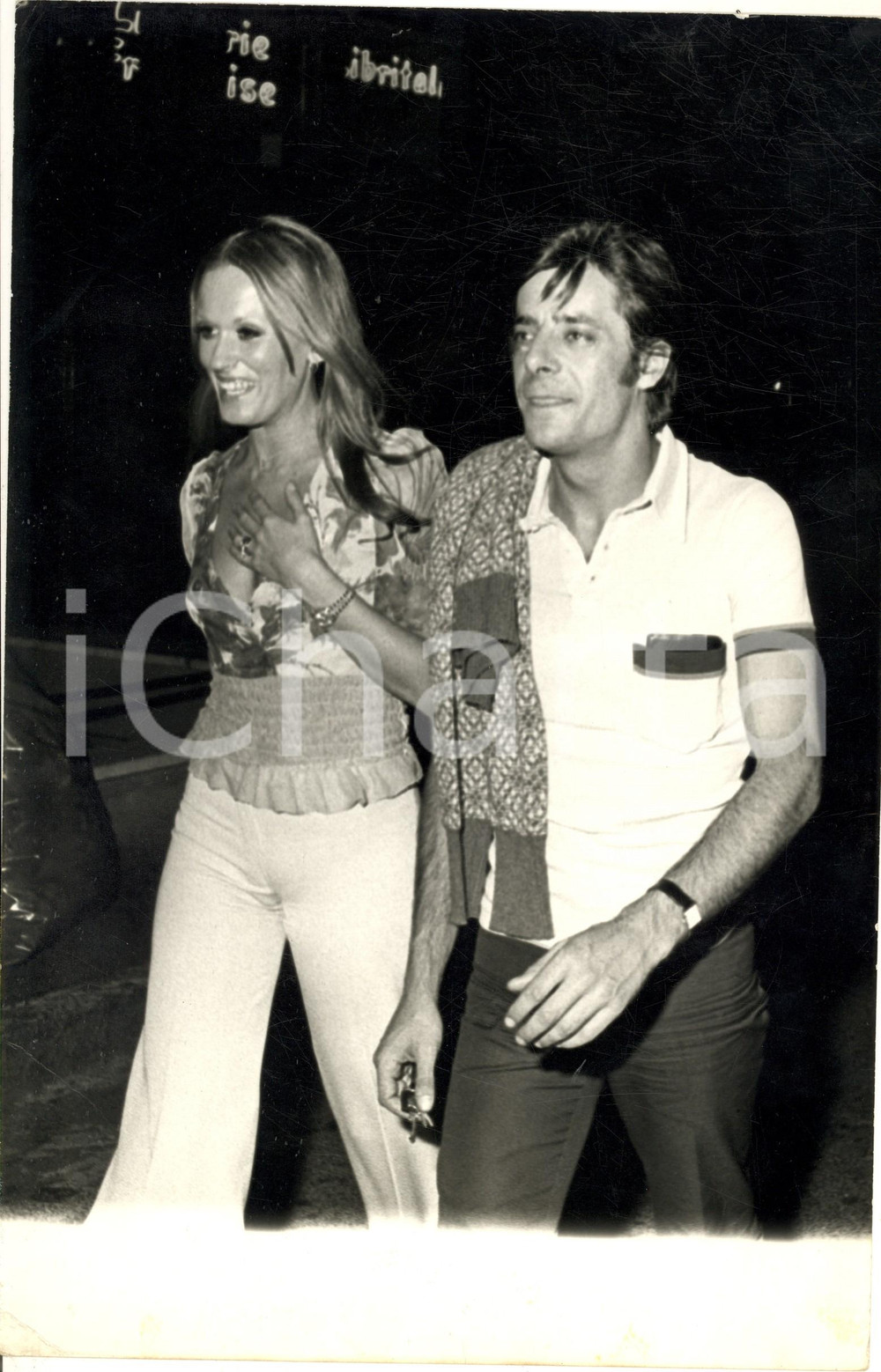 1970 ca COSTUME ITALIA Giancarlo GIANNINI a una serata con amici (4) Foto 20x30