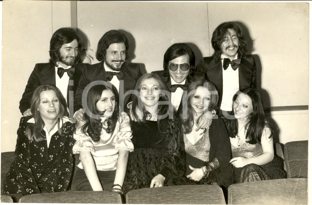 1974 FESTIVAL DI SANREMO Anna MELATO tra gli esordienti - Foto 30x20 cm Fotografia d'agenzia. CONDIZIONI: FAIR (piegature marginali)FORMATO: 30x20 cm      originale e autentica 1