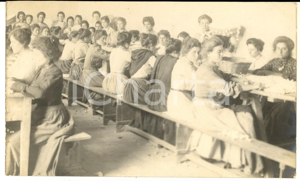 Fotografia d epoca originale 1910 ca COSTUME ITALIA Donne lavorano bozzoli da seta  Foto cartolina RARA 1