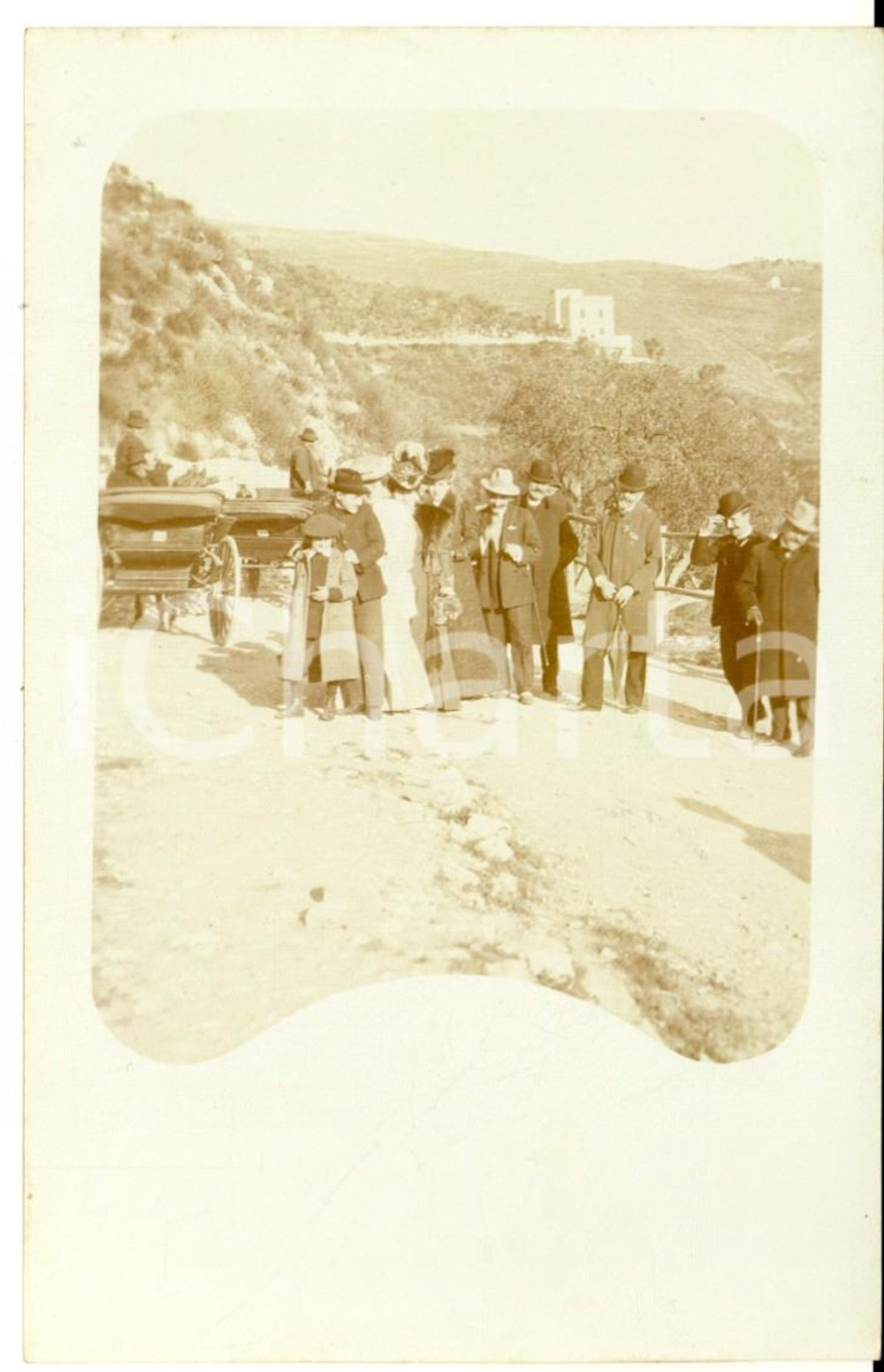 1906 TIVOLI Gruppo di amici in gita in carrozza - Foto cartolina VINTAGE