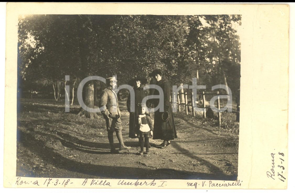 1918 ROMA Villa UMBERTO I - Ritratto di famiglia con ufficiale - Foto cartolina