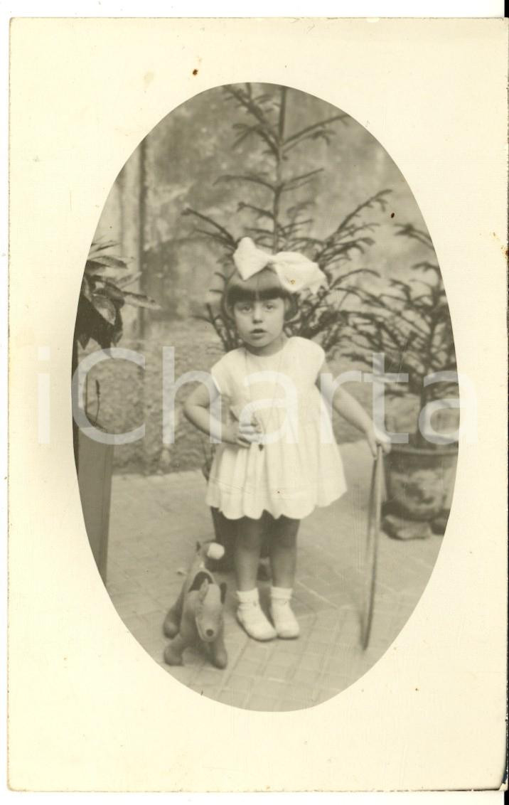 1920 ca COSTUME ITALIA Ritratto di bambina con cane di pezza *Foto ARTISTICA