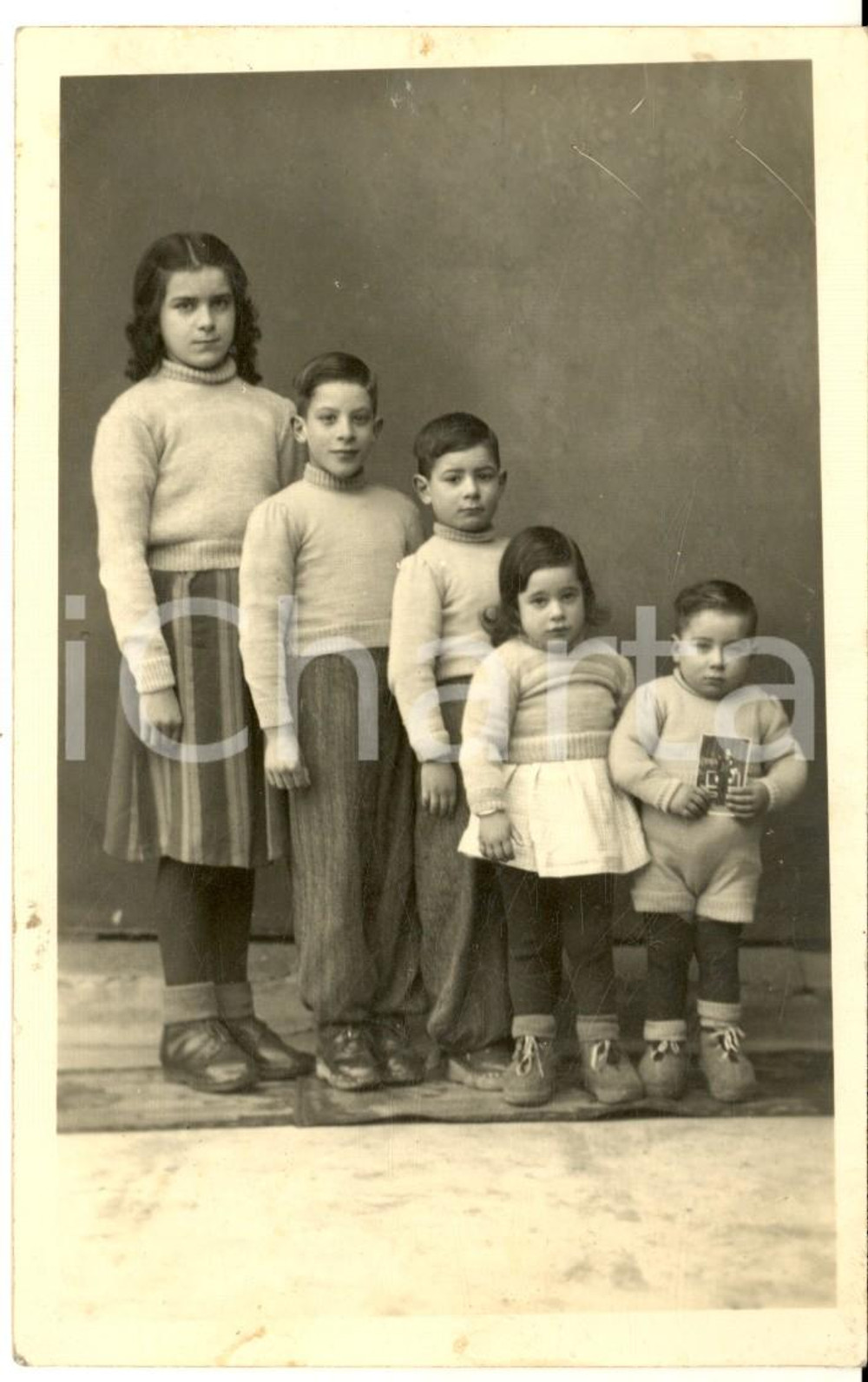 1930 ca COSTUME ITALIA Ritratto di cinque fratelli in scala *Foto CURIOSA