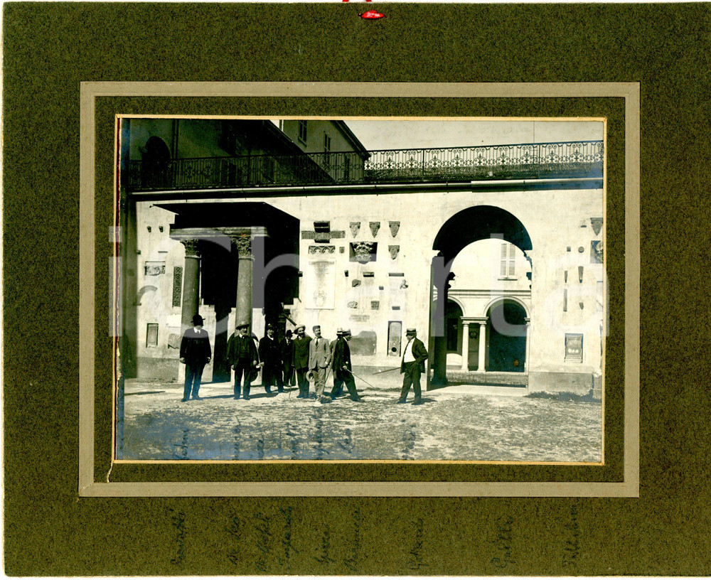 1920 ca UNIVERSITA' PAVIA Ritratto di gruppo con Attilio SPIZZI *Foto RARA 22x18 Rara fotografia d'epoca, montata su cartoncino rigido, che ritrae un docente con un gruppo di assistenti (o personale dell'Universit&agrave;), i cui nomi sono stati apposti a matita al margine inferiore della fotografia e del cartoncino. Si riconoscono: Attilio Spizzi, De Leo, Imparato, De Micheli, Servetti, Bernucci, Gottardi, Grilli e Sabbatini.Cordino originale al lato superiore per l'affissione.CONDIZIONI: FAIR (piccolo taglio al cartoncino)FORMATO: 22x18 cm    originale e autentica 1