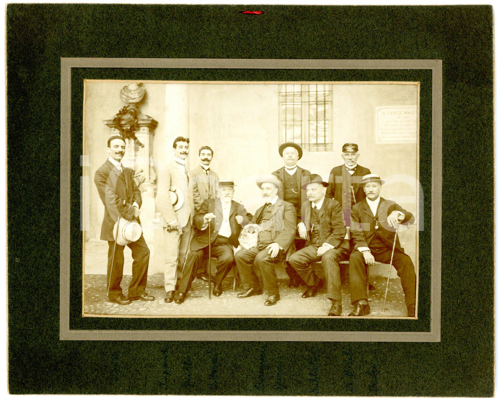 1920 ca UNIVERSITA' PAVIA Ritratto di gruppo con Attilio SPIZZI e cane - Foto  Rara fotografia d'epoca, montata su cartoncino rigido, che ritrae un docente con un gruppo di assistenti (o personale dell'Universit&agrave;), i cui nomi sono stati apposti a matita al margine inferiore della fotografia e del cartoncino. Si riconoscono: Attilio Spizzi, De Leo, Imparato, De Micheli, Servetti, Bernucci, Gottardi, Grilli e Sabbatini.Cordino originale al lato superiore per l'affissione.CONDIZIONI: GFORMATO: 22x18 cm    originale e autentica 1