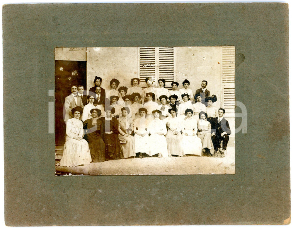 1909 s. l. ITALIA Ritratto di gruppo delle coadiutrici di un istituto - Foto Fotografia d'epoca, montata su cartoncino rigido, con didascalia manoscritta al verso.CONDIZIONI: GFORMATO: 16x12 cm    originale e autentica 1