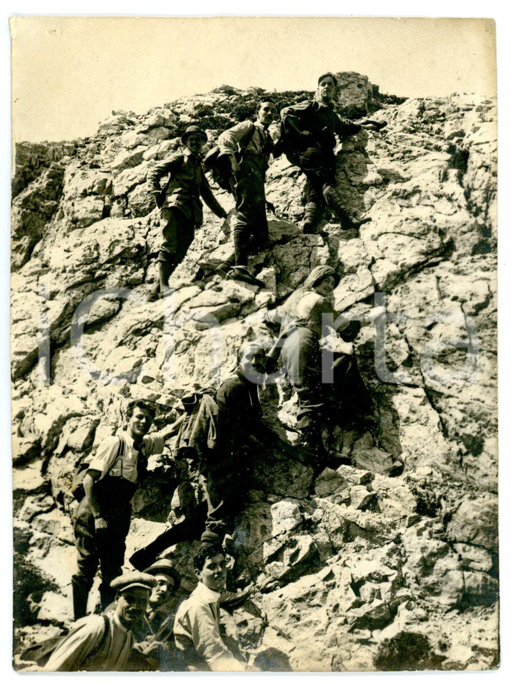 1913 ITALIA ALPINISMO Gruppo di scalatori tra le rocce *Foto VINTAGE 8x11 cm