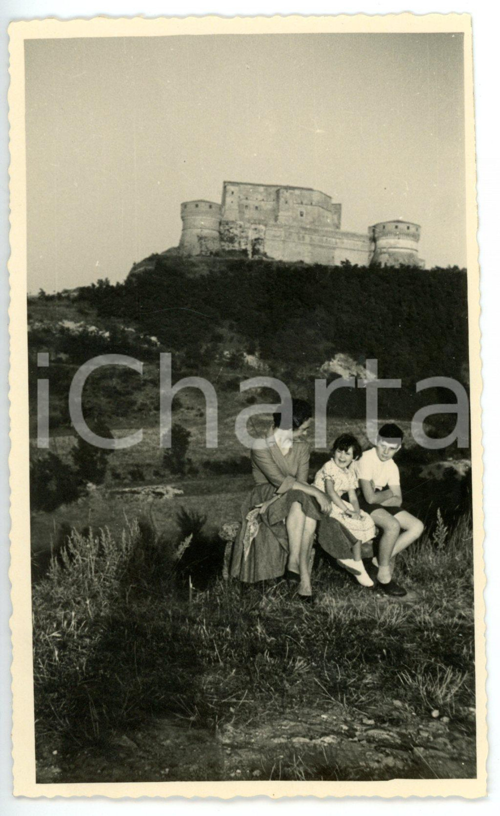1953 FORTE DI SAN LEO (RN) Ritratto di famiglia con bambini in gita *Foto FP NV