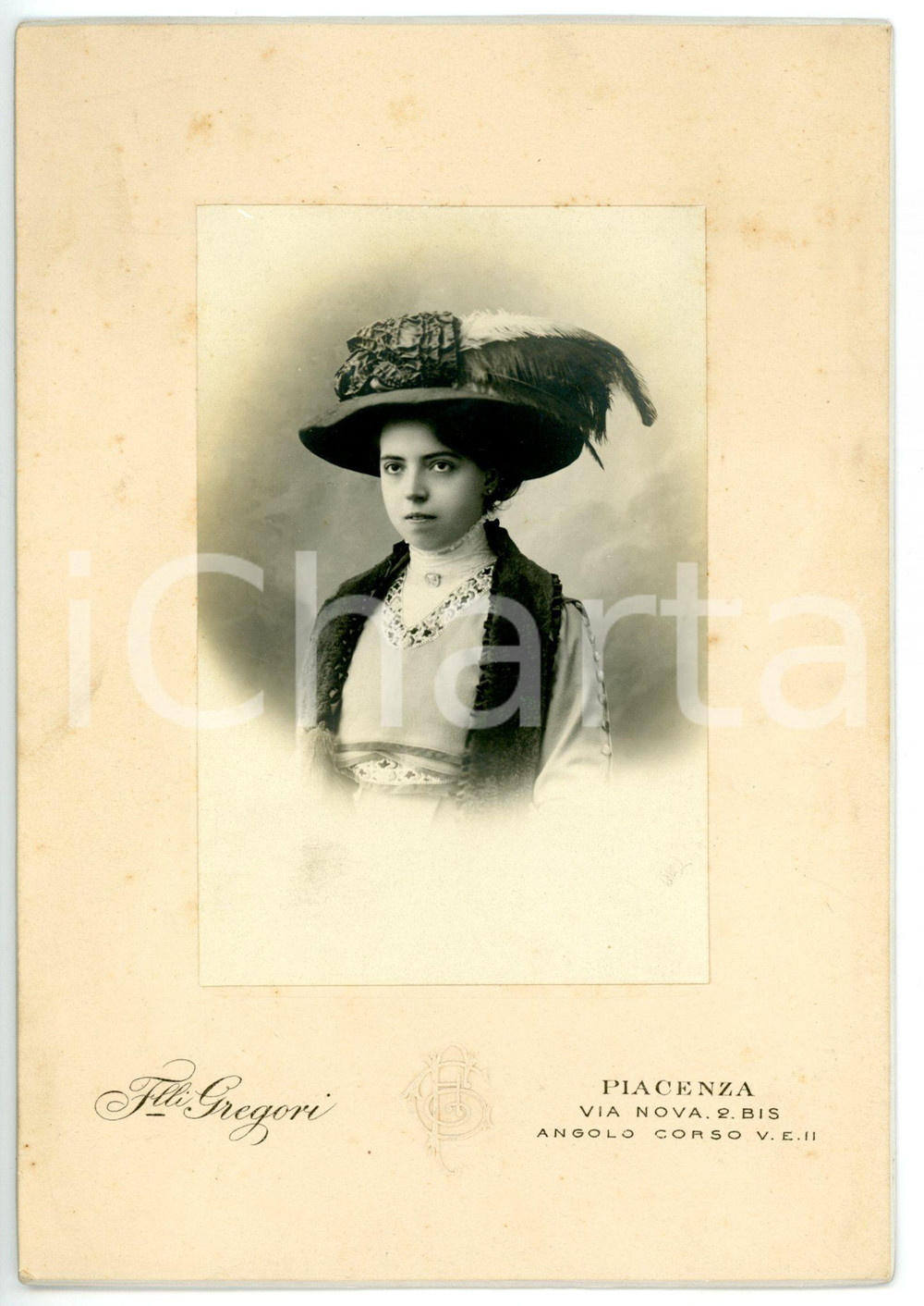 1900 ca PIACENZA Ritratto di donna con cappello piumato *Foto Fratelli GREGORI Fotografia d'epoca montata su cartoncino rigido.FOTOGRAFO: Fratelli Gregori - Piacenza, Via Nova 2 FORMATO: 12x17 cm CONDIZIONI: G (ma lievi macchie)    originale e autentica 1