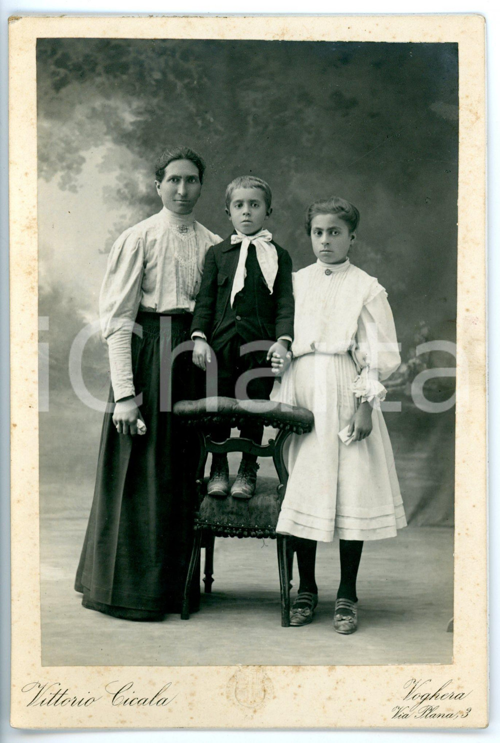 1900 ca VOGHERA Ritratto di famiglia con bambini *Foto Vittorio CICALA 11x17 cm Fotografia d'epoca montata su cartoncino rigido.FOTOGRAFO: Vittorio Cicala - Voghera, Via Plana 3 FORMATO: 11x17 cm CONDIZIONI: G (ma lievi macchie)    originale e autentica 1
