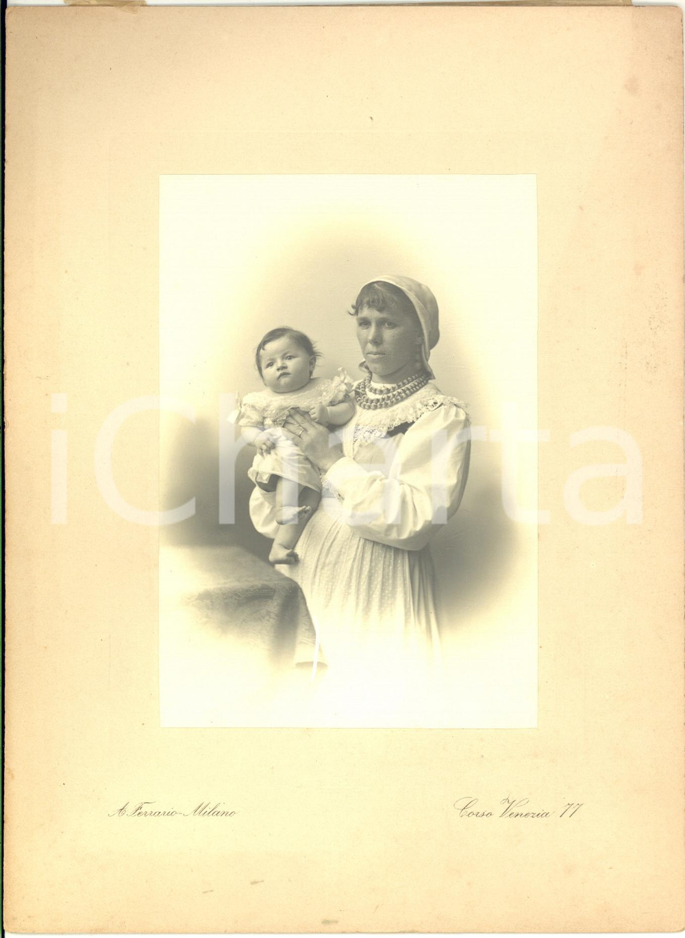 1890 ca MILANO Ritratto di bambino in braccio alla balia *Foto Achille FERRARIO Fotografia d'epoca, su cartoncino rigido, con velina. CONDIZIONI: GFORMATO: 17x23 cmFOTOGRAFO: Achille Ferrario - Milano, corso Venezia 77    originale e autentica 1