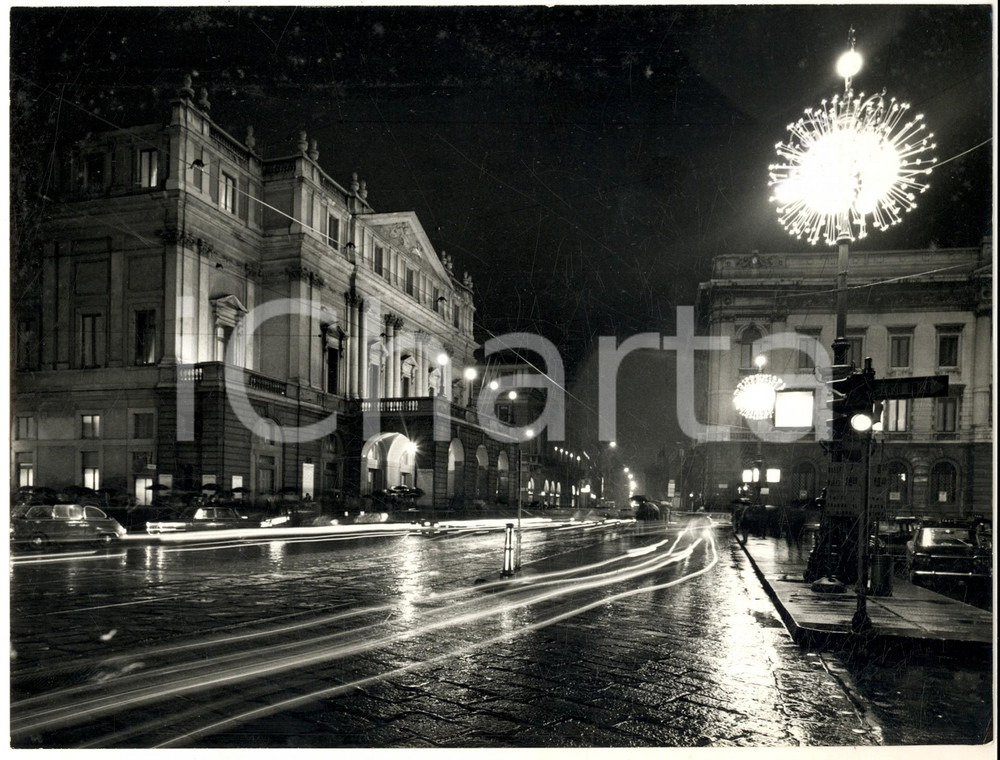1970 MILANO TEATRO ALLA SCALA - Veduta della piazza *Foto ARTISTICA 24x18 cm Fotografia d'epoca con didascalia coeva al verso.  CONDIZIONI: G (ma lievi macchie marginali) FORMATO: 24x18 cm    originale e autentica 1