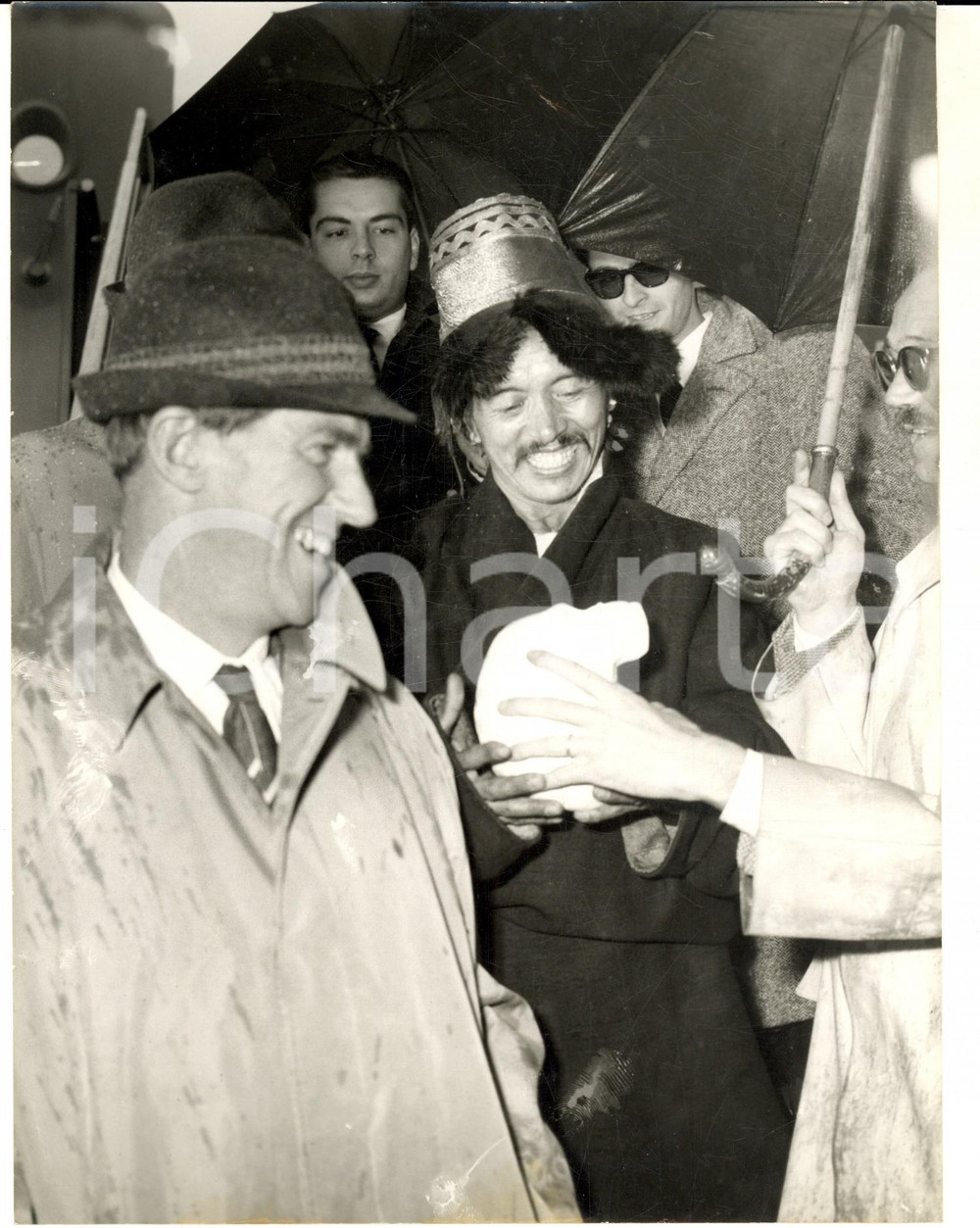 1960 ROMA Sir Edmund HILLARY riceve teschio di gesso dai giornalisti *Foto Fotografia d'epoca con didascalia coeva. FORMATO: 18x24 cm  CONDIZIONI: POOR (graffi superficiali diffusi e piegature)      originale e autentica 1