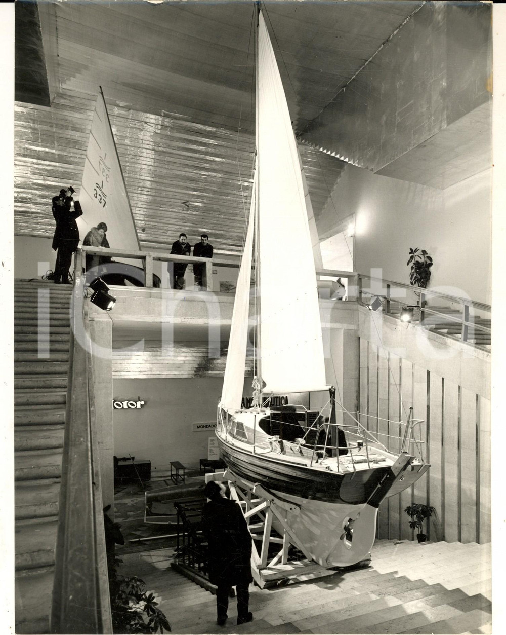 1965 MILANO Triennale - 4Â° Salone della NAUTICA - Allestimento *Foto 18x24 Fotografia d'epoca con didascalia coeva.  CONDIZIONI: G FORMATO: 18x24 cm     originale e autentica 1