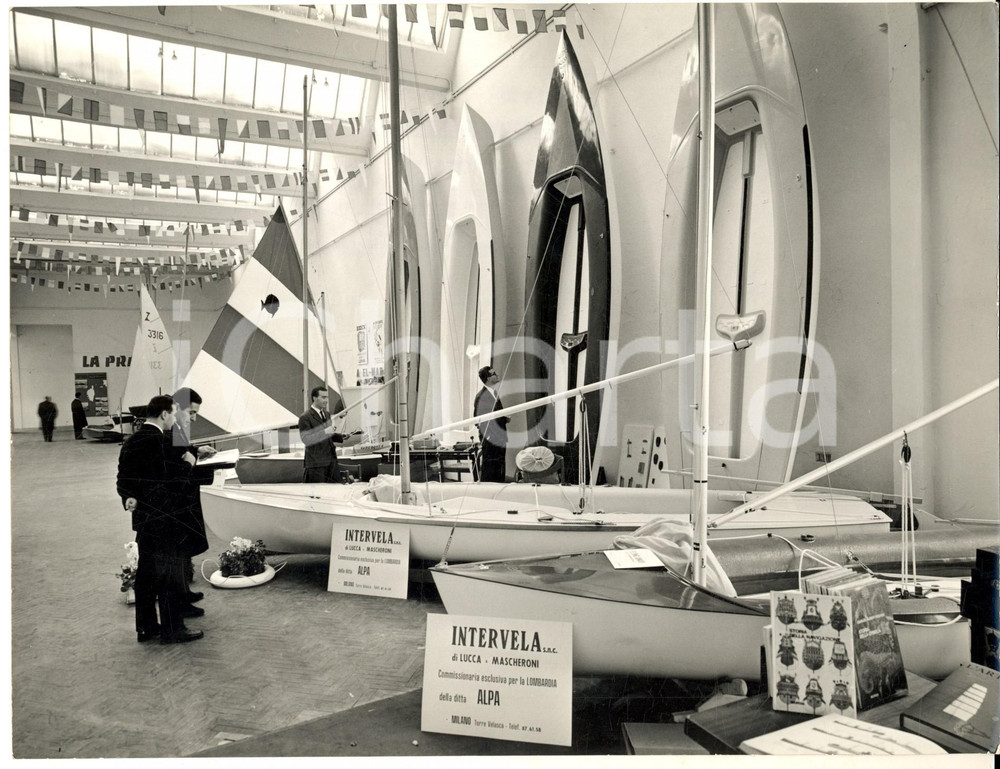 1965 MILANO Triennale 4Â° Salone NAUTICA - Stand INTERVELA - Ditta ALPA *Foto Fotografia d'epoca con didascalia coeva.  CONDIZIONI: G FORMATO: 24x18 cm     originale e autentica 1