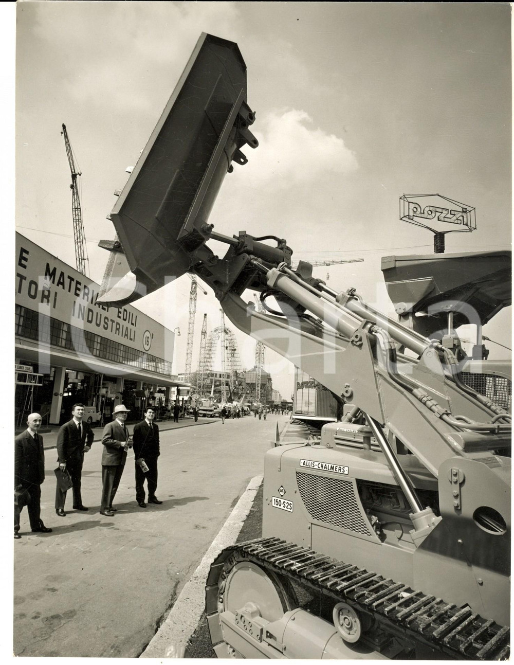 1961 MILANO Fiera Campionaria - Macchine ALLIS - CHALMERS *Foto 18x24 cm Fotografia d'epoca con didascalia coeva.  CONDIZIONI: G FORMATO: 18x24 cm     originale e autentica 1