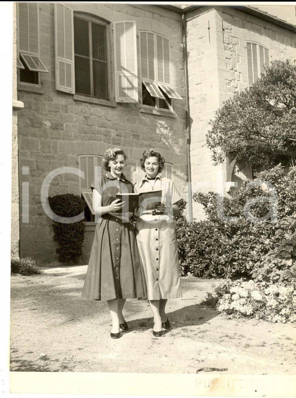 1953 BORDIGHERA Scuola di Bel Canto - Allieve dell'Opera GUILD di Miami - FOTO Fotografia d'epoca con didascalia coeva.  CONDIZIONI: G FORMATO: 18x24 cm     originale e autentica 1