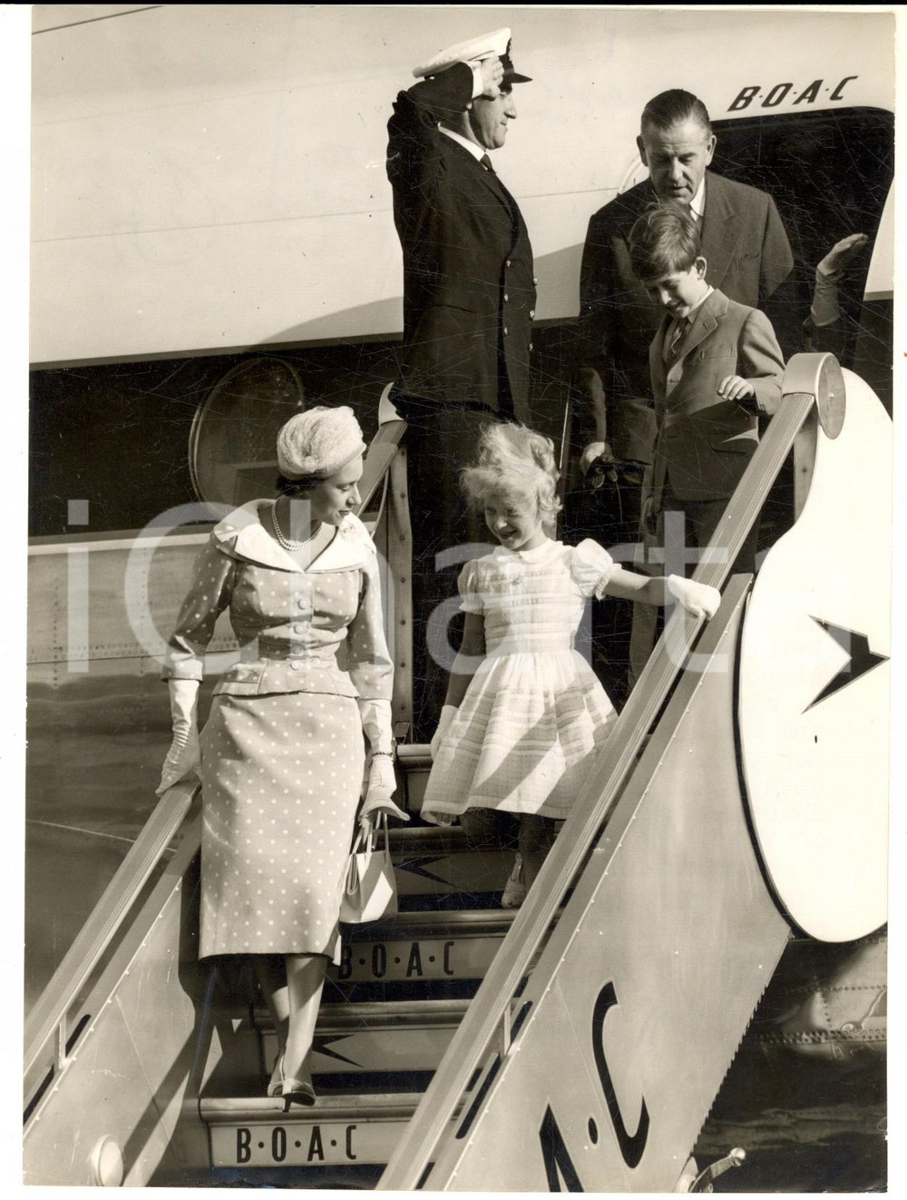 1957 LONDON Princess Margaret leaving BOAC aircraft with princess Anne *Photo Fotografia d'epoca, con didascalia coeva al verso. CONDIZIONI: FAIR (lieve piegatura al margine sinistro)FORMATO: 15x20 cm    originale e autentica 1