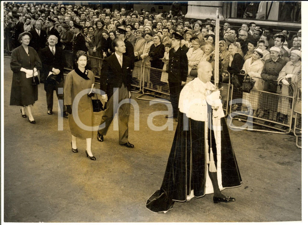 1958 LONDON Queen and Duke of Edinburgh walking to lunch with sir Denis TRISCOTT Fotografia d'epoca, con didascalia coeva al verso. CONDIZIONI: G (ma lieve alone centrale)FORMATO: 20x15 cm    originale e autentica 1